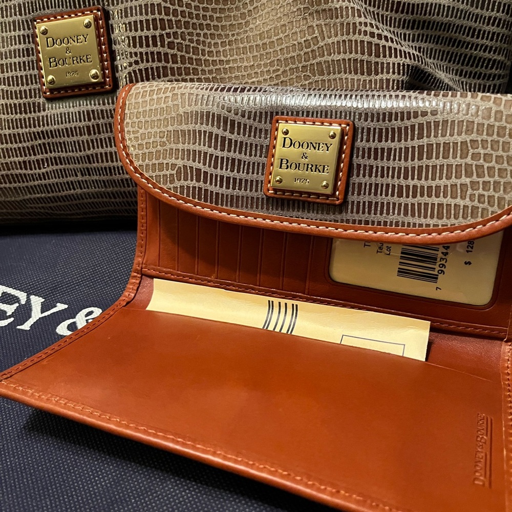 Dooney & Bourke ED196 Tallulah Handbag & wallet. Bag H 13" x W 14.25" x L 16" - Picture 8 of 8